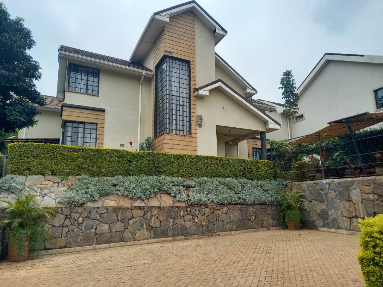 renting--Townhouse_Address-Upper_Hill__Nairobi__Kenya_price-250000_Beds-4_Baths-4-42