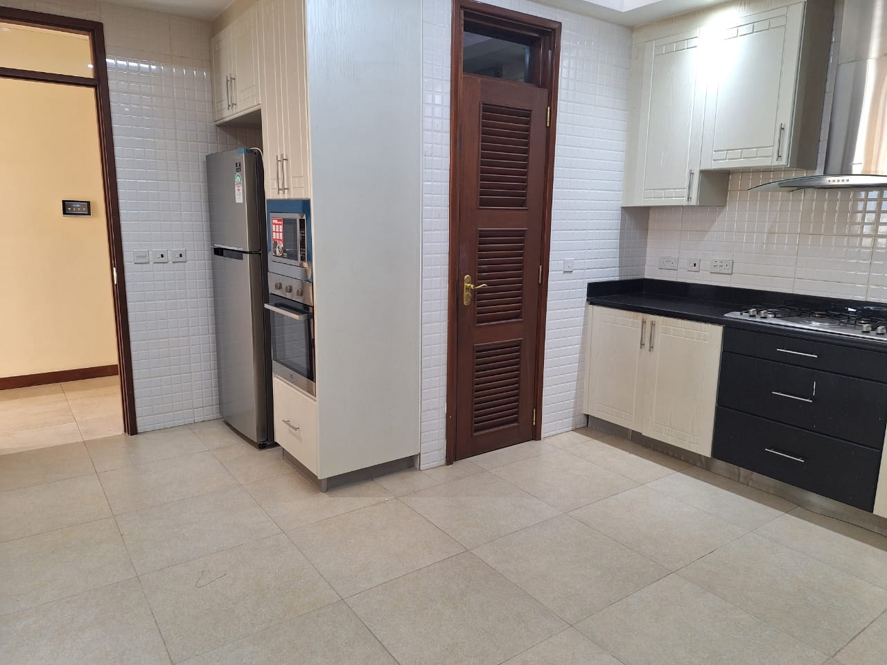 renting-Magnificent-apartment_Address-Parklands__Nairobi__Kenya_price-170000_Beds-4_Baths-4-32-1