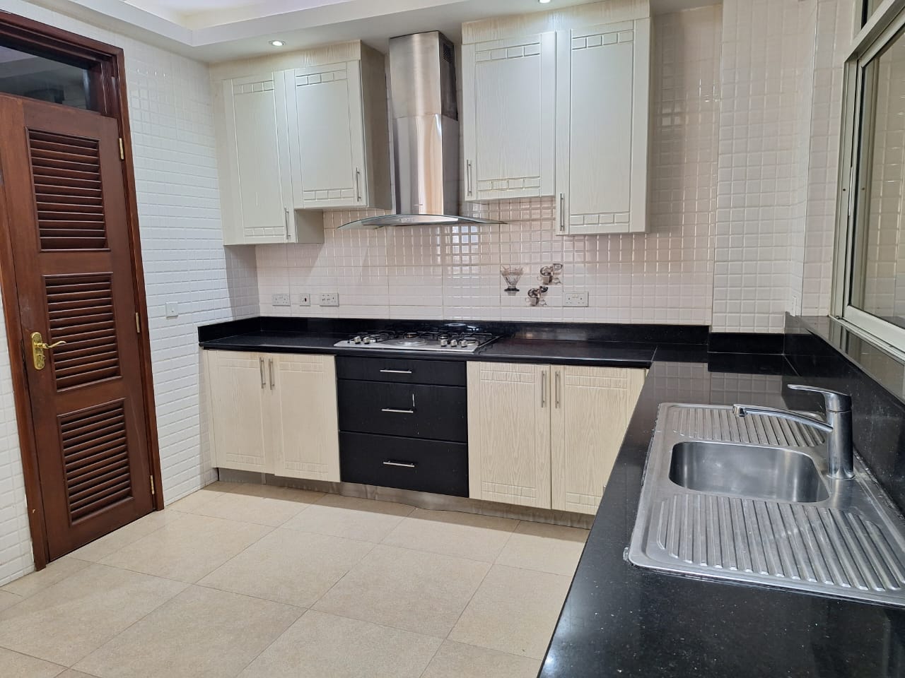 renting-Magnificent-apartment_Address-Parklands__Nairobi__Kenya_price-170000_Beds-4_Baths-4-32