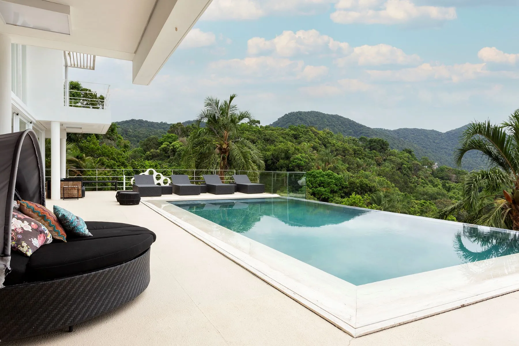 Atlantic Forest Retreat: Contemporary Design Meets Nature in Guarujá